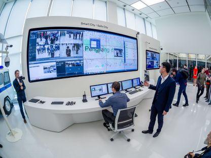 Cum se folosesc dictaturile de pandemie pentru a implementa noi sisteme de supraveghere