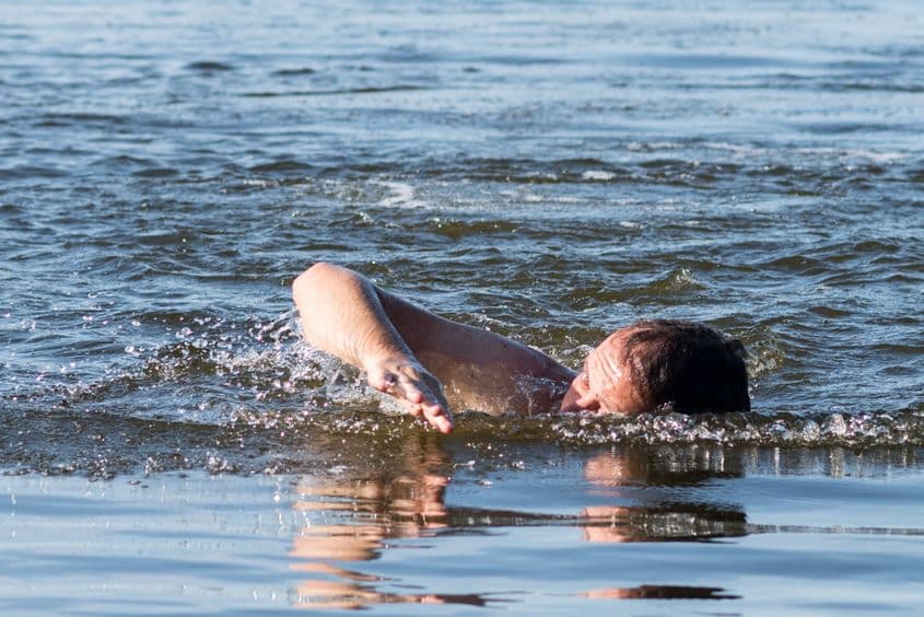 La sfârşitul antrenamentului, Horia face o baie în fosta pescărie de la Dumbrăviţa. Foto: Raul Ştef