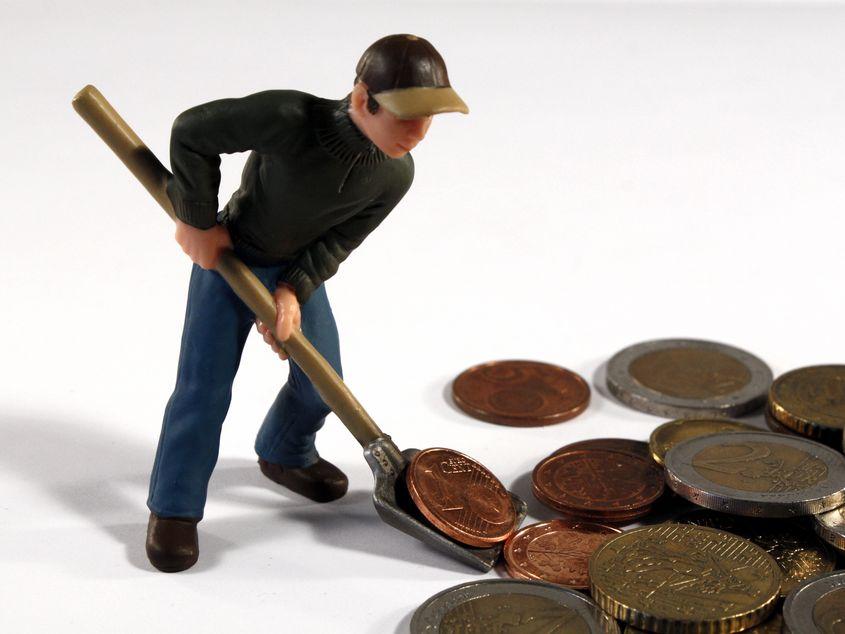 Sinecuriștii protejați de sistem întorc cu lopata banii de la stat. Foto: Pixabay.com