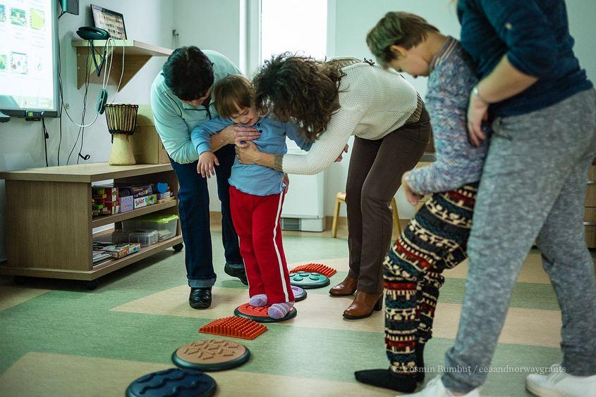 Vera o ajută pe Andreea să meargă pe discurile tactile.