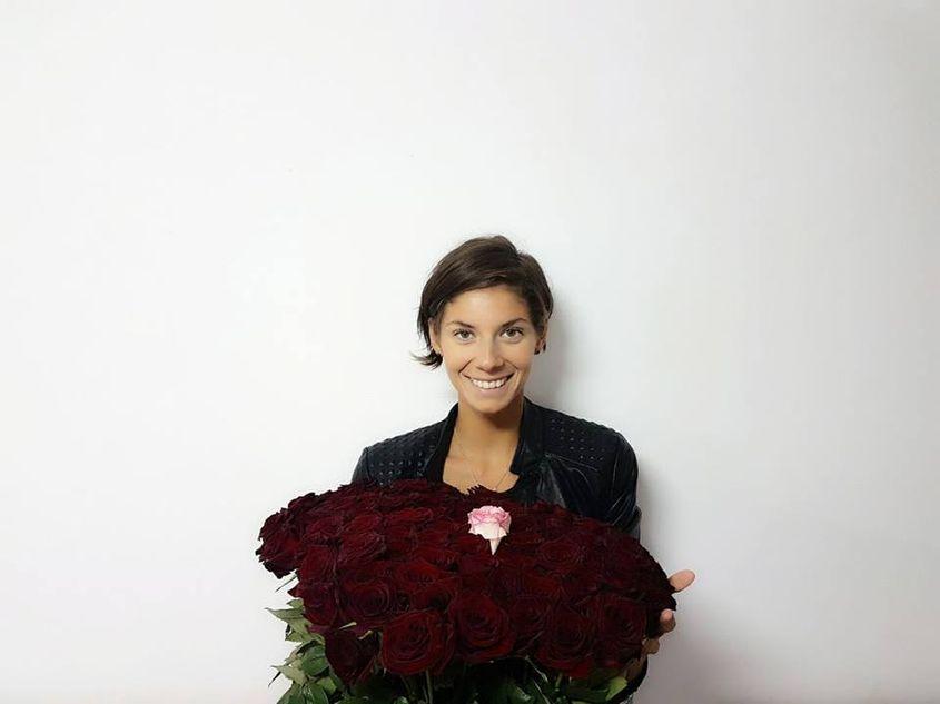 Gianina Beleagă a primit un buchet imens de trandafiri din partea prietenului ei, după aurul mondial. Foto: Arhiva personală