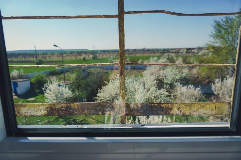 Dincolo de gratiile de la Bălăceanca începe o lume despre care beneficiarii nu mai știu nimic. Foto: Ioana Epure