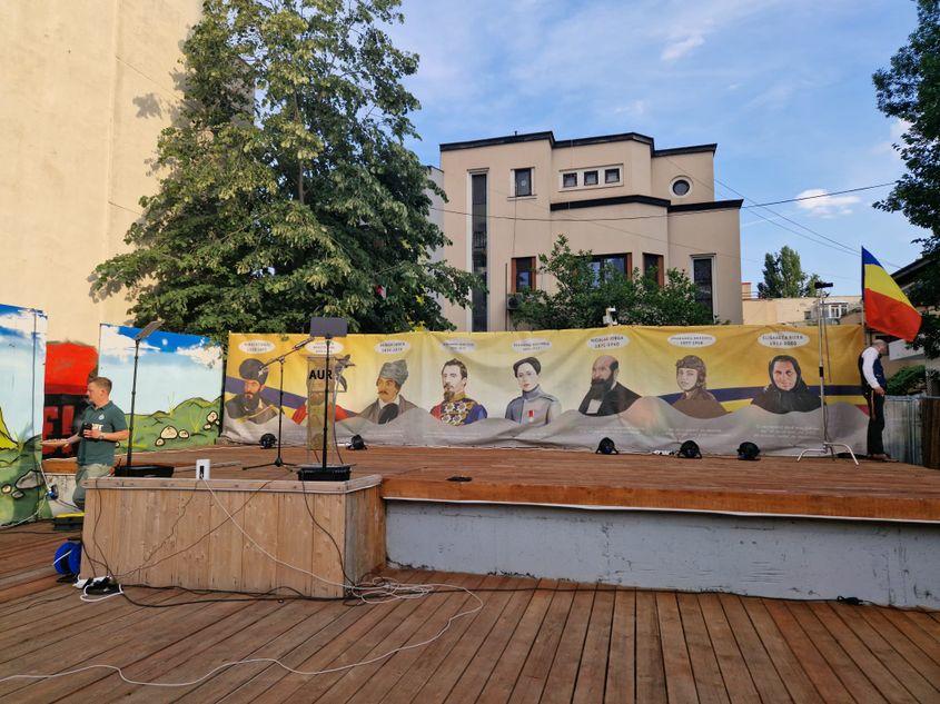 La sediul AUR, aproape că nu există perete pe care să nu fi fost pictat un personaj sau un eveniment istoric. Foto: Răzvan Filip