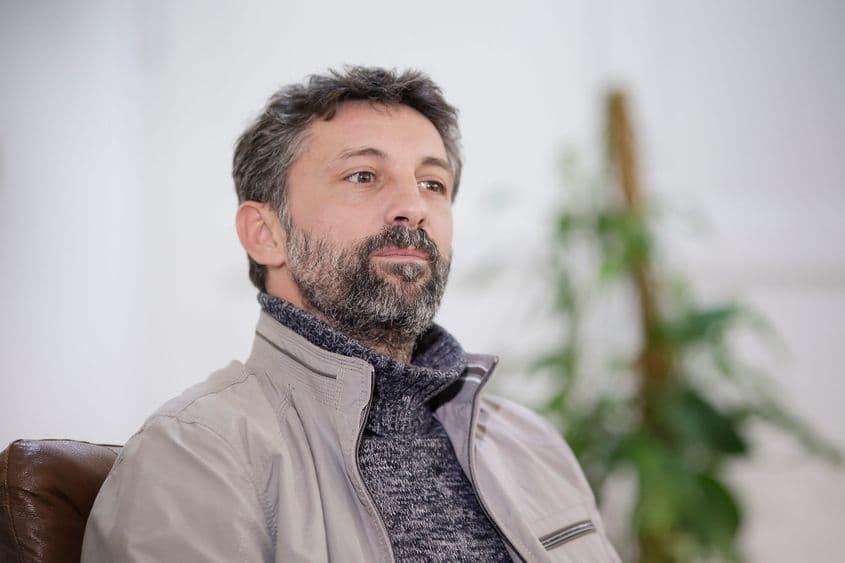 Actorul Andi Vasluianu este unul dintre cei pe care îi poți asculta citind cărțile din biblioteca AudioTribe. Foto: Inquam Photos / Octav Ganea