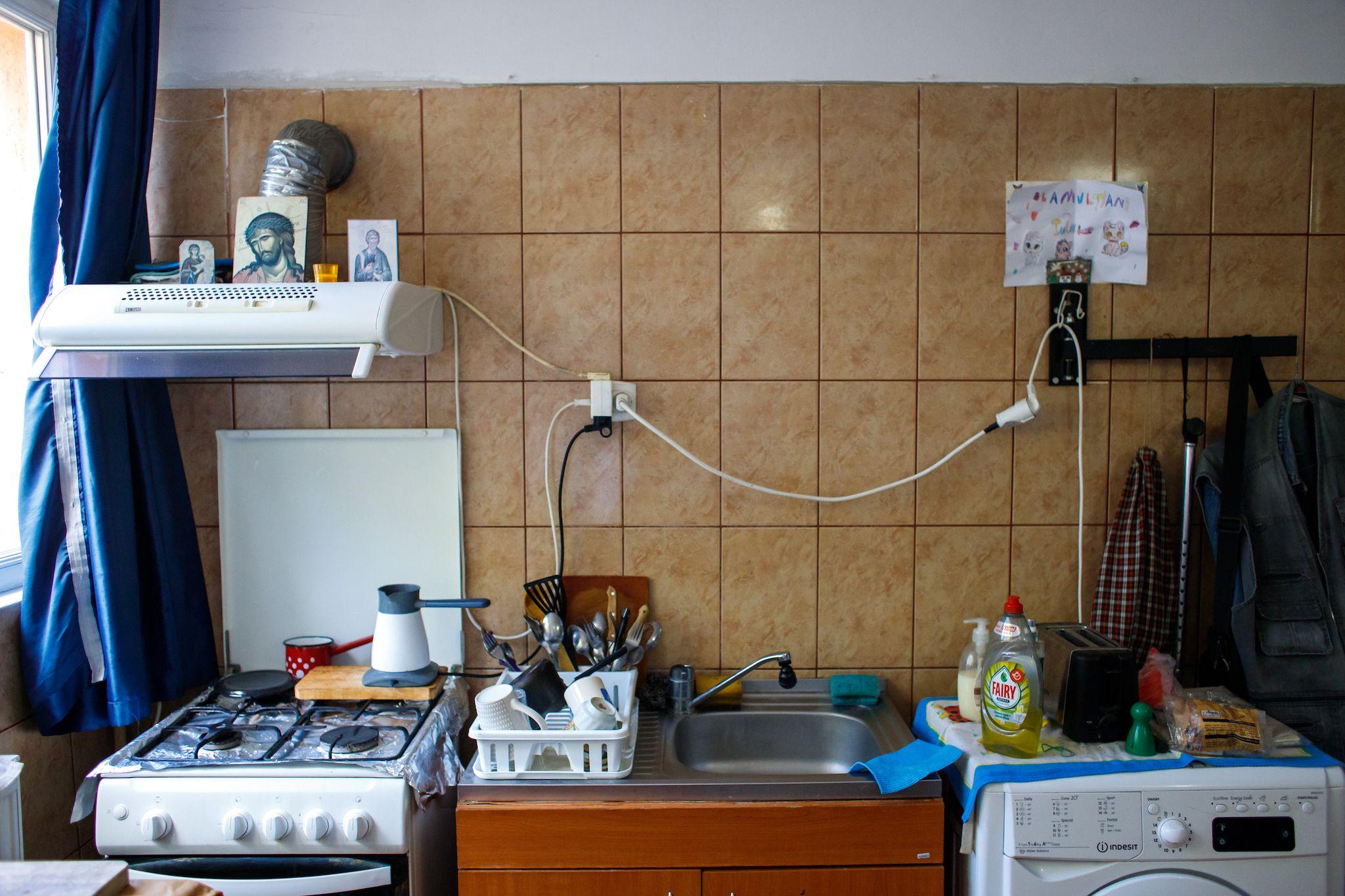 Bucătăria lui Puiu. În fiecare dimineață, el face cafeaua, neagră și fără zahăr, pe care Bogdan o apreciază. Chiajna, septembrie 2022. Foto: Toma Hurduc