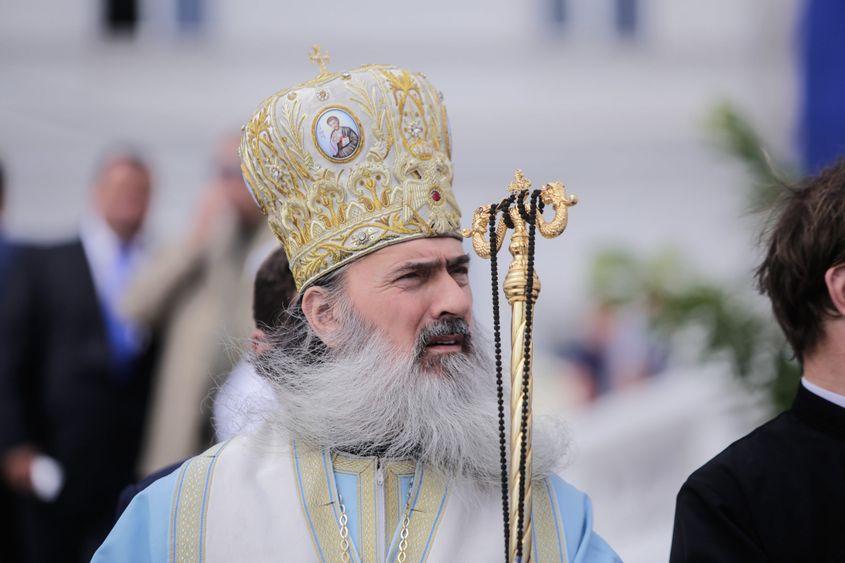 Arhiepiscopul Tomisului, IPS Teodosie, are o activitate susținută în domeniul academic, coordonând în prezent 20 de doctorate, cu mult peste limita impusă de lege. În mandatul 2016-2020, 63% dintre tezele respinse de comisia de specialitate a CNATDCU au fost acordate de Universitatea din Constanța. FOTO: GEORGE CĂLIN / INQUAM PHOTOS