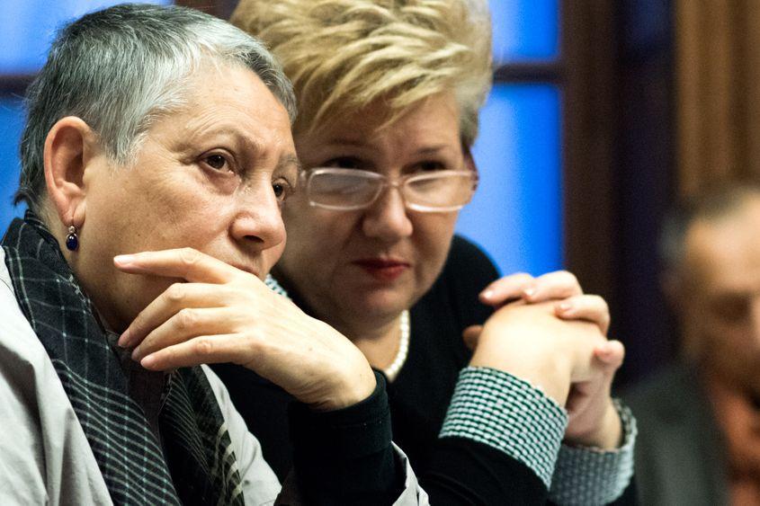 Ludmila Ulițkaia (în stânga), secondată de translatoarea de limbă rusă. Foto: Raul Ștef.