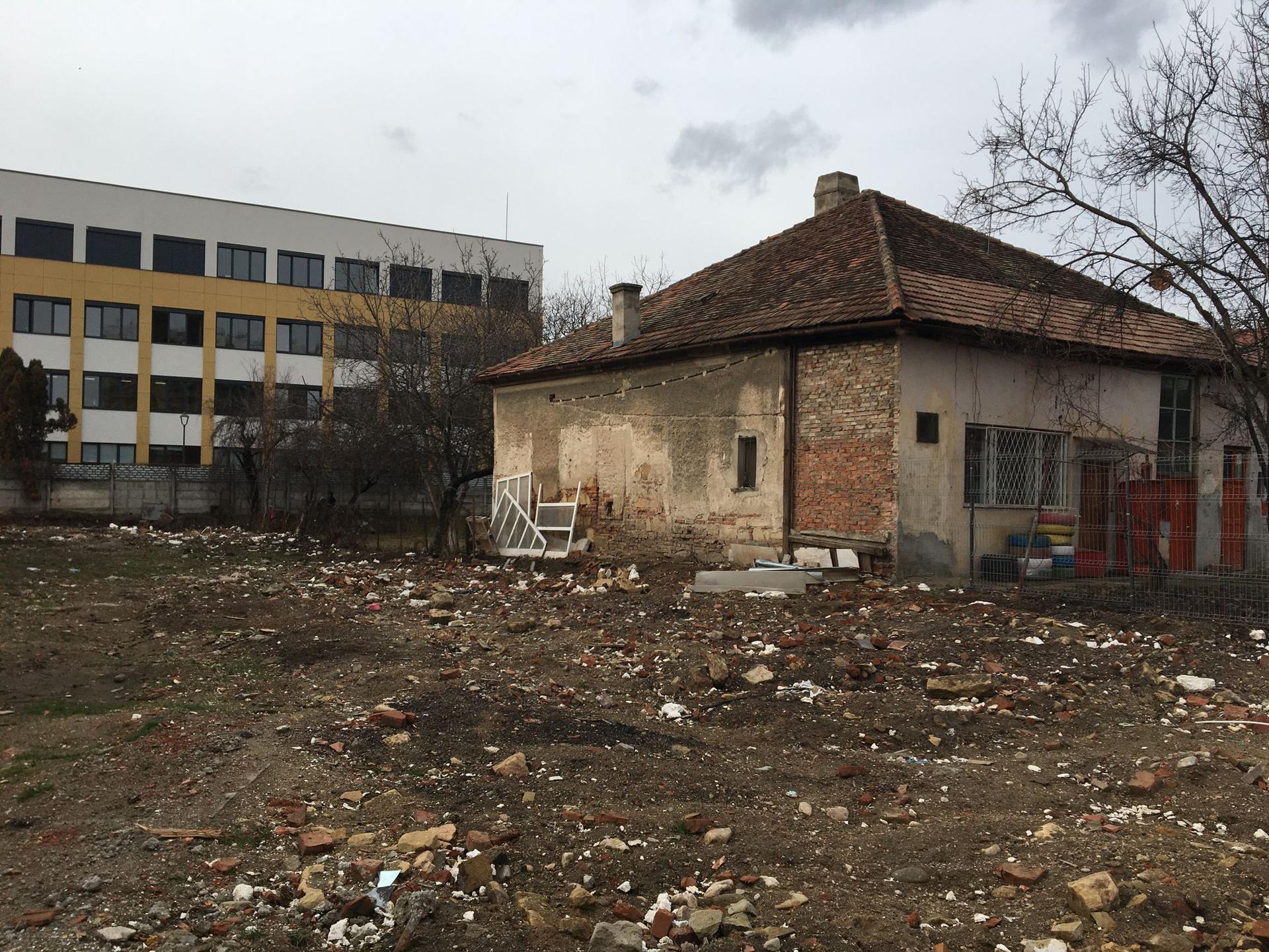 Un viitor proiect rezidențial, care va obtura o școală proaspăt renovată de Primărie. Contestația lor nu a fost luată în considerare și s-a dat undă verde ridicării blocului. Foto: Bianca Felseghi