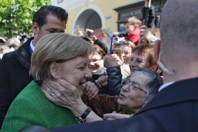 „Angela Merkel interacționează cu publicul aflat în apropierea locului unde se desfășoară summitul Informal al liderilor europeni, la Sibiu.” Inquam Photos / Octav Ganea
