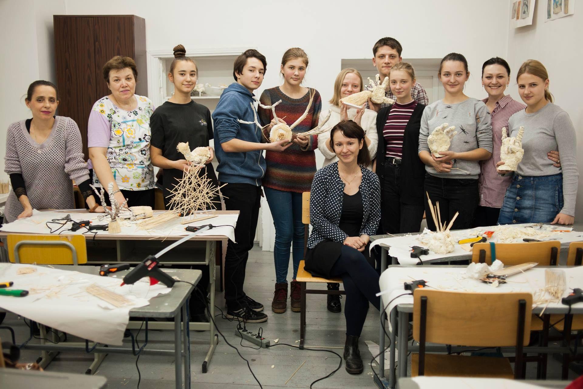 Smaranda Pompiliu Pîrvan cu studenții de la Arte Plastice A. Sciusev din Chișinau în cadrul Arbor Master Classes in Art 2018. Foto arhiva ARBOR