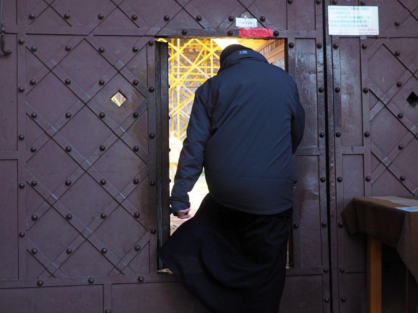 Poarta cea strâmtă a Mănăstirii Sucevița.