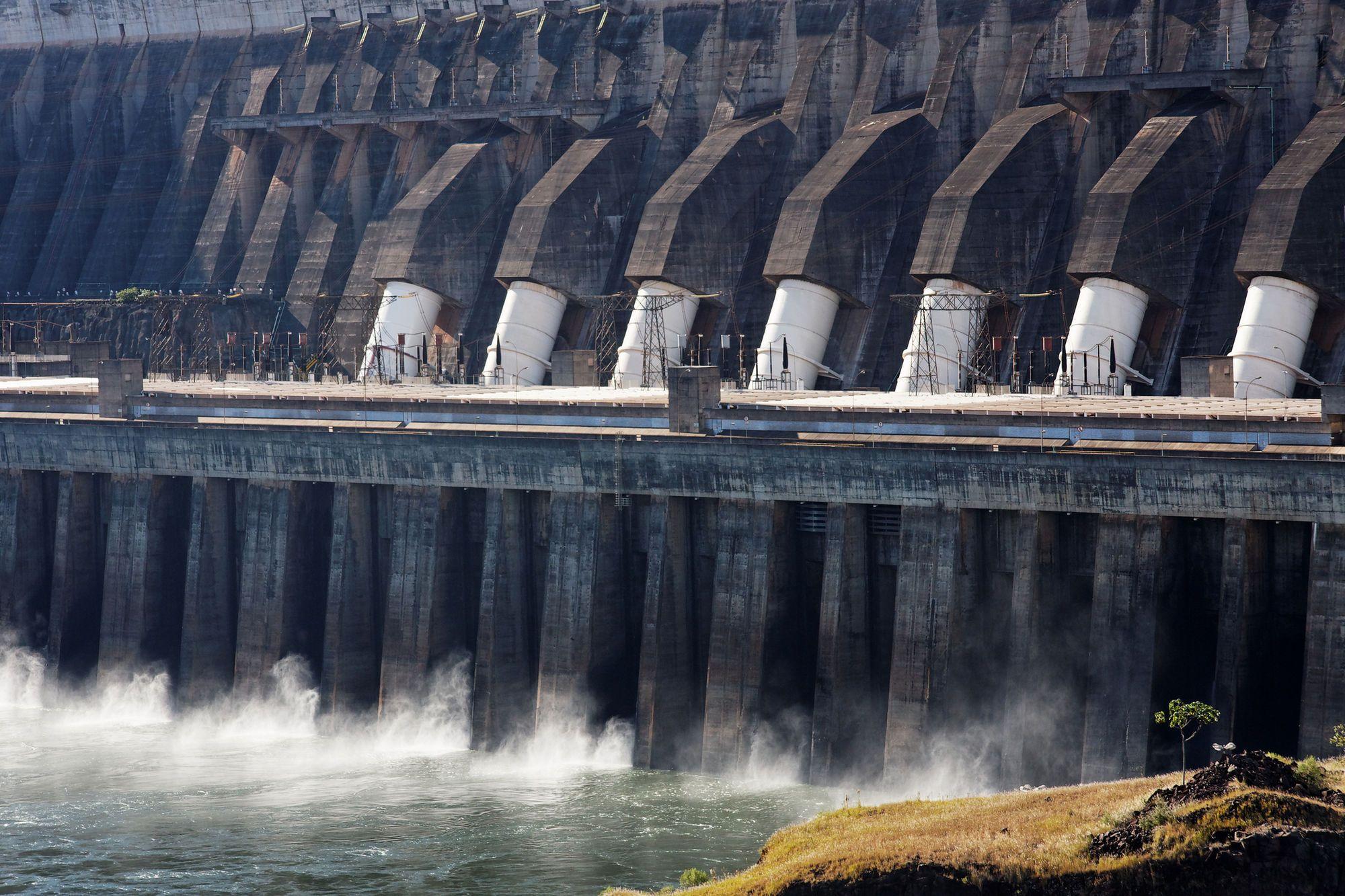 Uriașul baraj de la Itaipu. Foto: © Alexandre Fagundes De Fagundes | <a target="_blank" rel="noreferrer noopener" href="https://www.dreamstime.com/?utm_source=youtube&utm_medium=link&utm_campaign=pressone" target="_blank">Dreamstime.com</a>