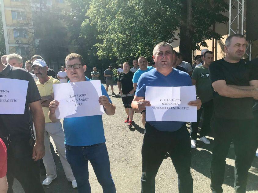 Protest în Târgu Jiu <a target="_blank" href="https://pressone.ro/de-ce-ne-faceti-rau-sindicatul-complexului-energetic-oltenia-a-iesit-la-protest-in-targu-jiu-impotriva-tranzitiei-energetice" target="_blank" rel="noreferrer noopener">față de tranziția energetică</a>, 8.07.2022. Foto: Mălina Gîndu