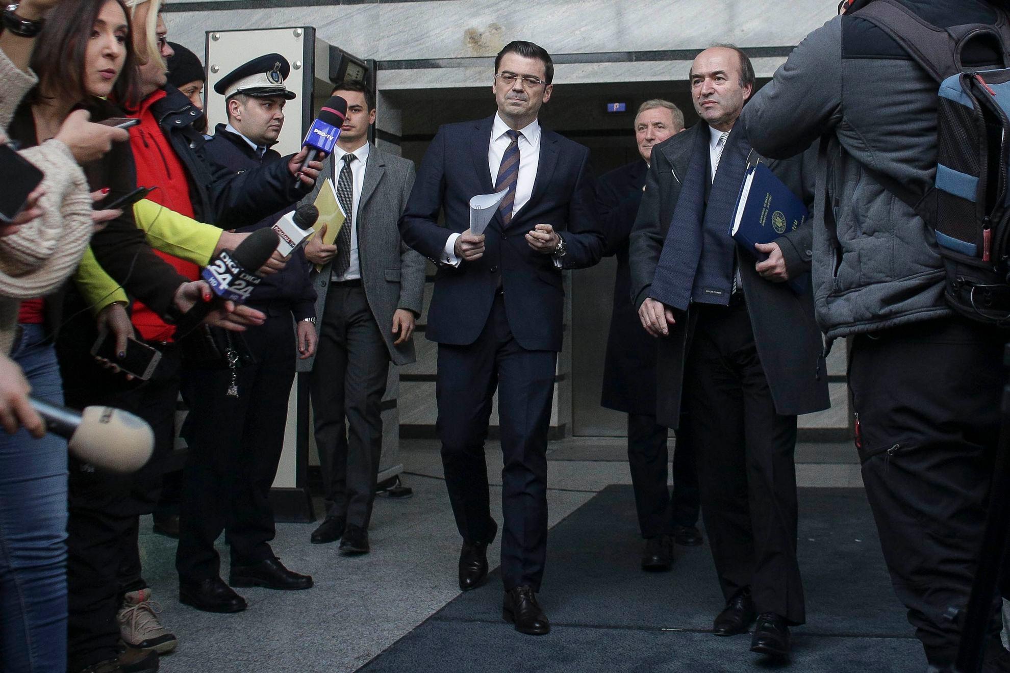Doctorul în drept Codruț Olaru și coordonatorul său de doctorat, Tudorel Toader, care a revenit în funcția de rector în aprilie 2019 FOTO: Inquam Photos / Octav Ganea