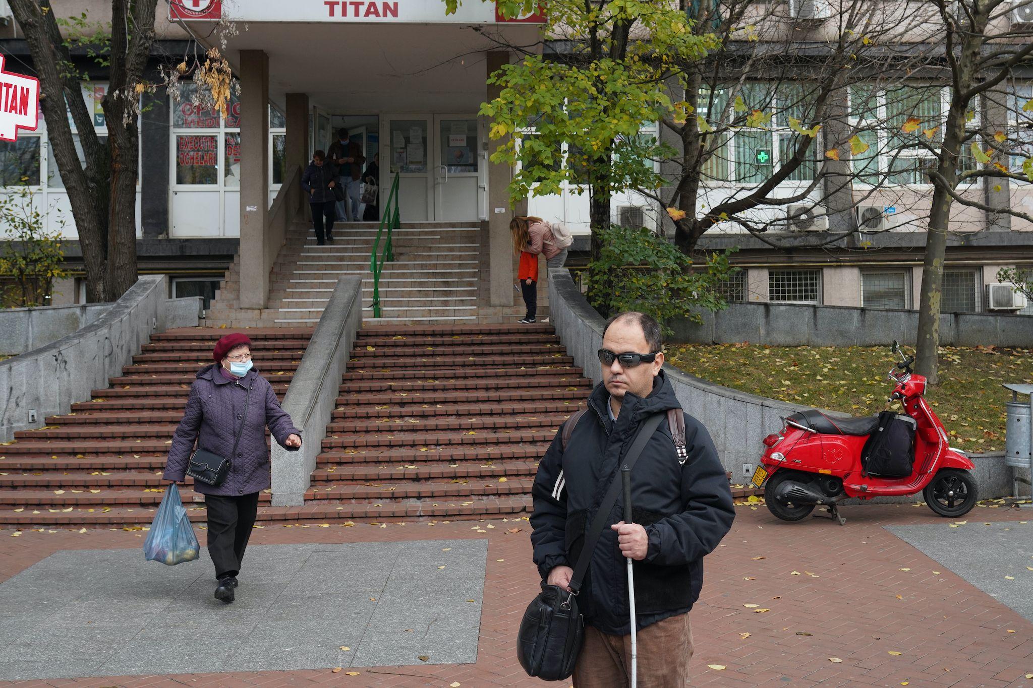 Ionuț așteaptă mașina care îl va duce la serviciu, unde lucrează ca maseur, în București, pe 24 noiembrie 2022. Foto: Andreea Câmpeanu