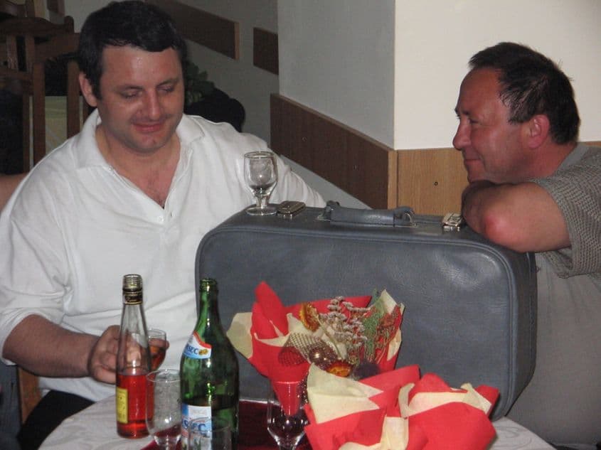 Ziariștii Viorel Ilișoi și Florentin Florescu, la 15 ani de la revoluție, încercând să mai pornească una.