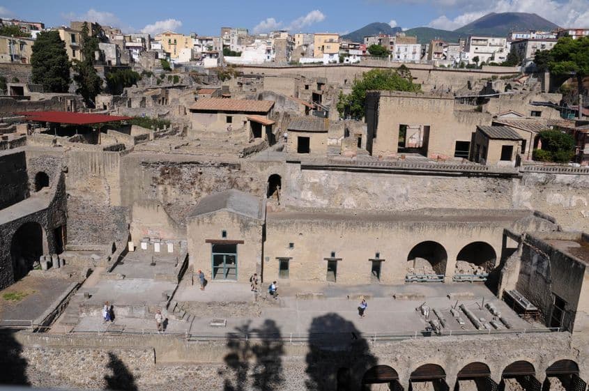 Vezuviu, în plan depărtat, supraveghează orașul Herculaneum, sub a cărui structură actuală se află ruinele orașului antic. Foto: Lucian Muntean