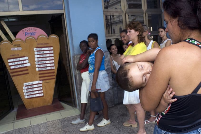 Grupul adoratorilor de înghețată (din Havana). Cea mai bună înghețată se găsește la Copellia; această afirmație nu e negociabilă, o știu toți. Fresca, Vanilla, Chocolate – nu contează cât de lungă-i coada, merită.