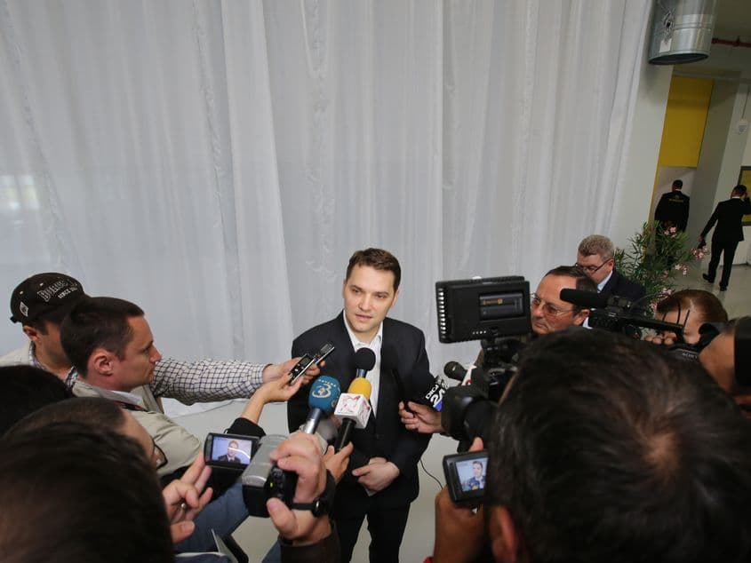 Dan Şova a fost reţinut după votul din Senat. Foto: Mircea Roşca / www.mircearosca.com