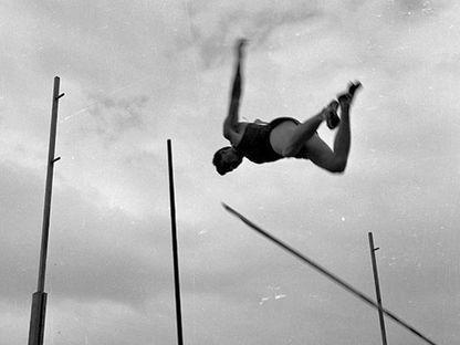 Primii în sport! Primii în producție! Sportul în comunism și atletul român multilateral dezvoltat