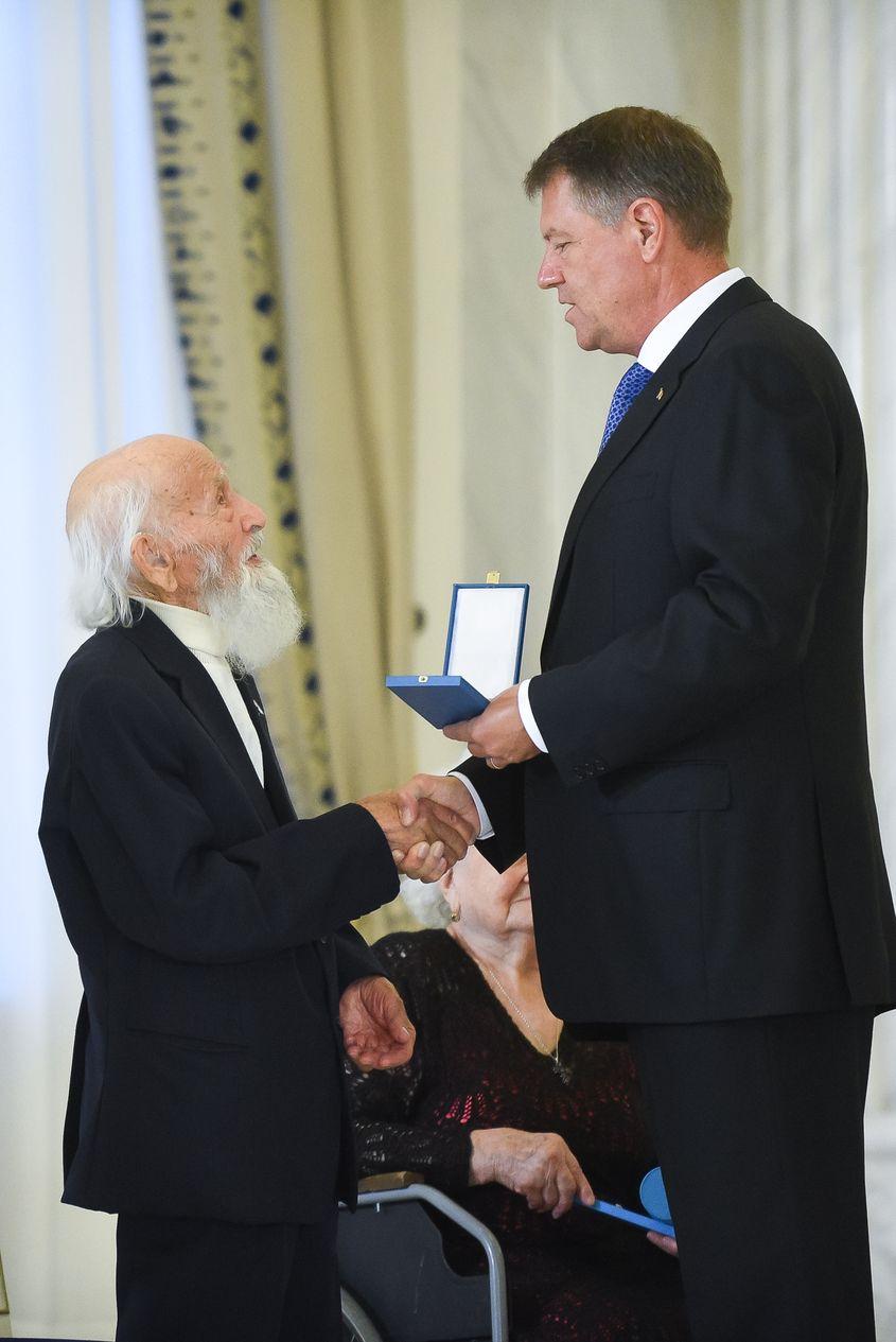 Septembrie 2016. Preşedintele Iohannis îl decorează pe Nicolae Tomaziu cu Ordinul Naţional „Serviciul Credincios” în grad de Cavaler, „în semn de apreciere deosebită a înaltei ţinute morale”. Foto: presidency.ro