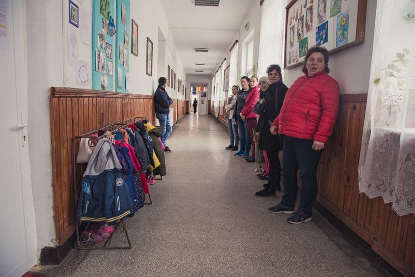 Părinții vin să-și ia copiii de la școală. Foto: Matei Bărbulescu