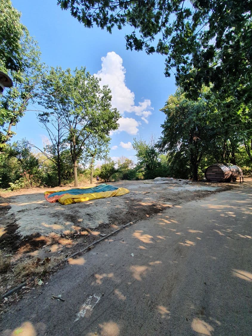 În zona retrocedată a parcului au început să apară tentative de deschidere a unor afaceri. Comunitatea s-a revoltat și deocamdată acestea sunt sistate. Foto: Gruia Dragomir