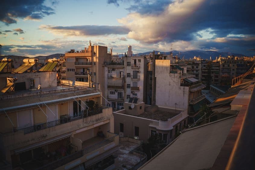 Panoramă din Atena, unul dintre cele mai puțin verzi orașe din Europa, dar și unul dintre cele mai căutate de nomazii digitali. Foto: Ioana Epure