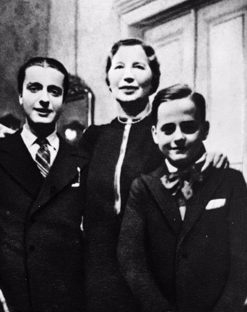 Florica Musicescu, împreună cu doi dintre elevii săi – Dinu Lipatti (în stânga) şi Corneliu Gheorghiu.