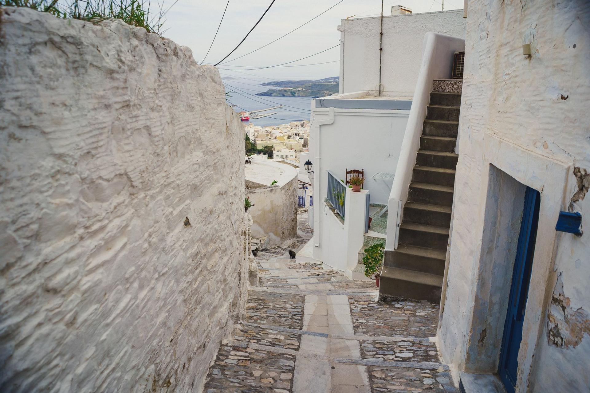 Ano Syros, un orășel construit acum 800 de ani, a fost prima capitală a insulei, înainte ca aceasta să se mute la Ermoupoli