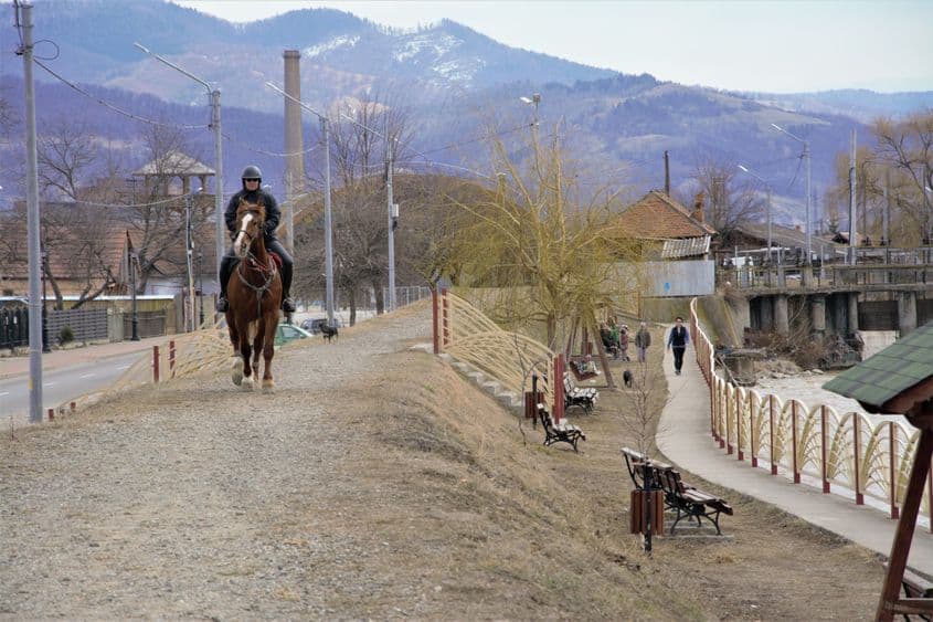 După inundații, orașul Comănești s-a ales cu o faleză pe malul Trotușului.