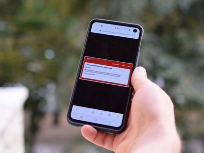 Îmi țin inamicii aproape, îmi țin smartphone-ul în buzunar