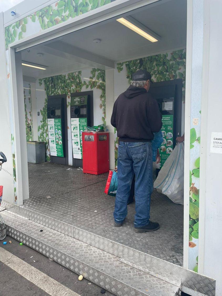 Din cele trei automate disponibile pentru colectarea ambalajelor SGR, doar două funcționau. Foto: Laura Popa