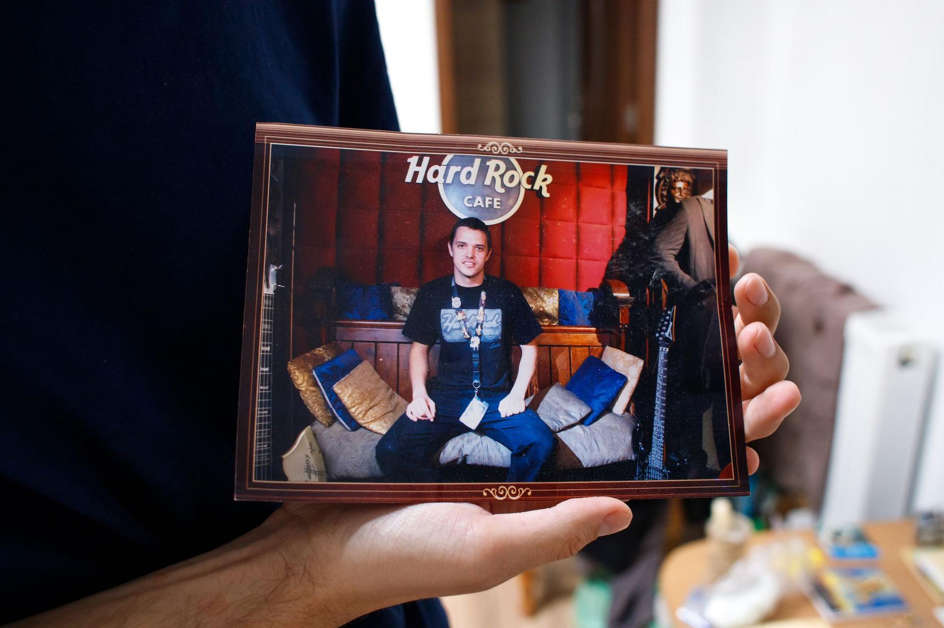 Fotografie cu Puiu când lucra în restaurant, în Londra. Foto: Toma Hurduc
