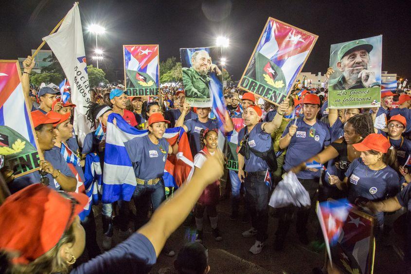 3 decembrie 2016. Participanți la manifestația de comemorare organizată la Santiago de Cuba în memoria lui Fidel Castro. Foto: Cristian Mijea