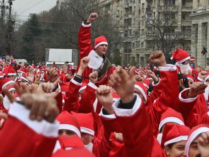 Moș Crăciun cu plete dalbe a sosit de prin New York