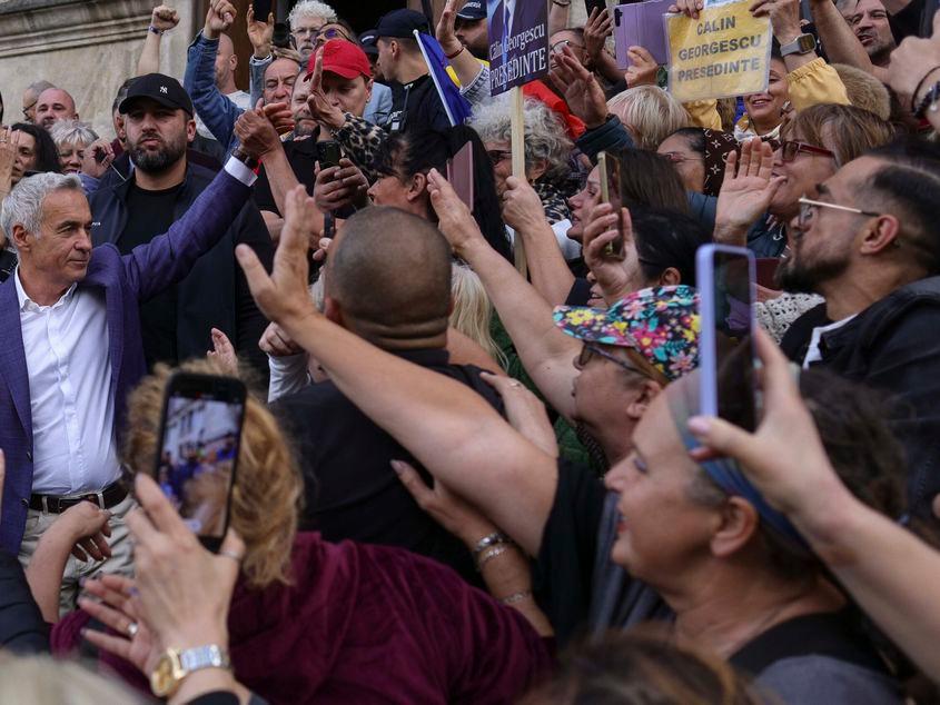 Susținătorii AUR sunt îndemnați pe un grup intern să asigure o continuitate de cel puțin 100 de oameni în fața Arestului Central pentru a-l sprijini pe Georgescu. Foto: Inquam Photos / Octav Ganea
