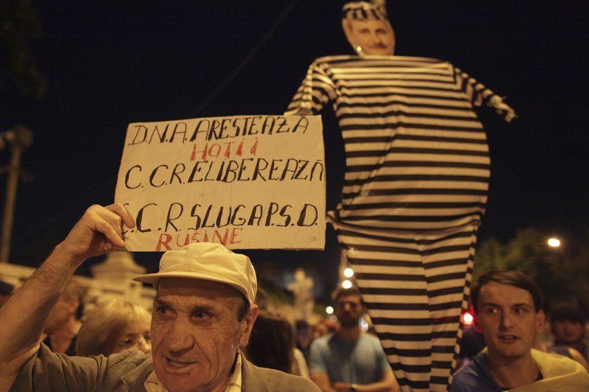 Imagine din iulie 2017, când zeci de persoane au protestat în Capitală faţă de politizarea Curţii Constiţutionale a României. Foto: Liviu Florin Albei / Inquam Photos