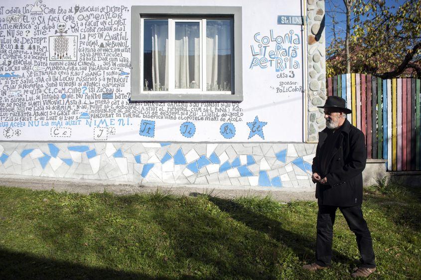 Ion Barbu a transcris o poveste de I.D. Sârbu pe unul dintre zidurile casei sale. Foto: Raul Ștef