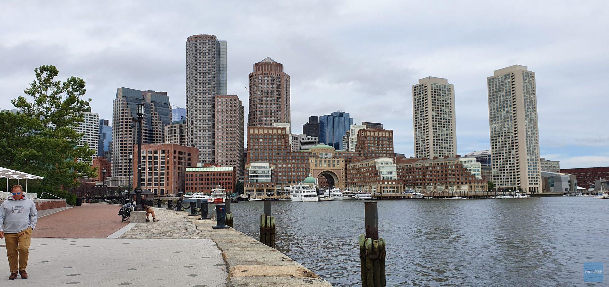 Înainte, aici erau doar niște docuri pline de criminalitate. Azi, o promenadă cu siluetele zgârie-norilor în fundal