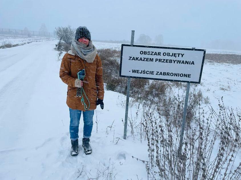 Ioana Epure, redactoră șefă PressOne, în Ozierany Małe, un sat aflat la granița dintre Polonia și Belarus, devenit punct de trecere pentru migranții care doresc să intre în Uniunea Europeană. O parte din sprijinul vostru se duce către materiale realizate în zone greu accesibile, dar unde se întâmplă lucruri importante la nivel regional.