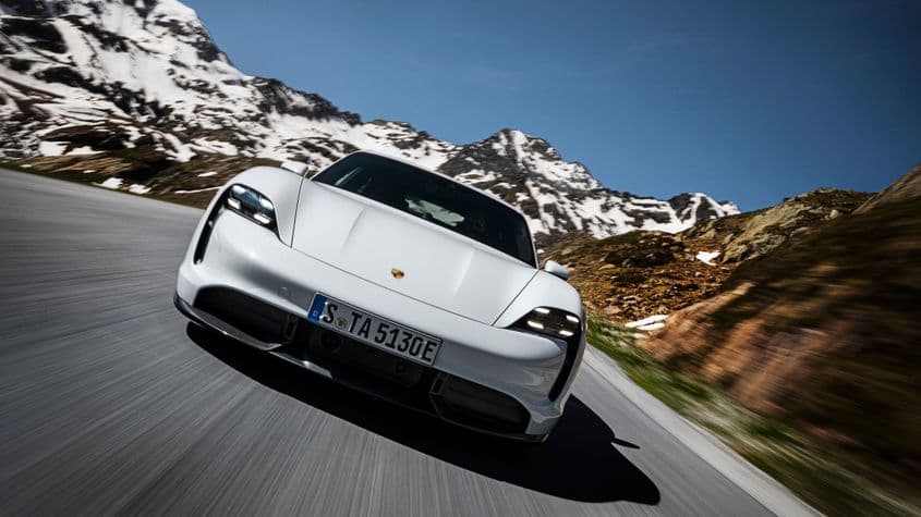 Mașinile electrice cu funcții autonome sunt dezvoltate și de echipa de la Cluj-Napoca. Șoferii care se vor plimba cu Porsche Taycan prin Alpi vor avea și tehnologie „ardelenească” la îndemână. Foto: Christoph Bauer / Porsche