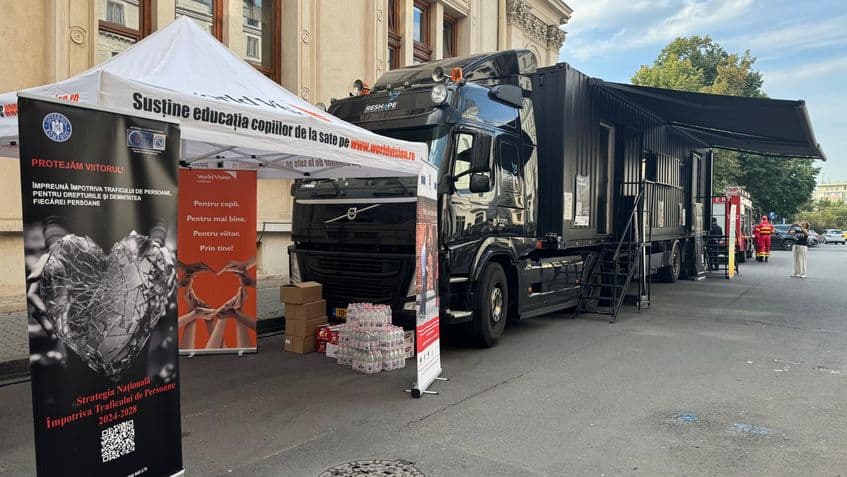 „Escape Truck” - un camion transformat într-un escape room mobil, îi pune pe adolescenți în locul unei victime a traficului de persoane, într-un scenariu inspirat dintr-un caz real. FOTO: World Vision