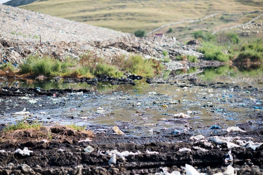Izvorul Zapodie de la baza rampei vechi de gunoi este invadat de mizerie și emană un miros greu. Foto: Raul Ștef