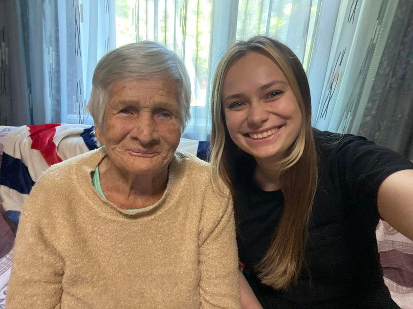 Alina și bunica ei.