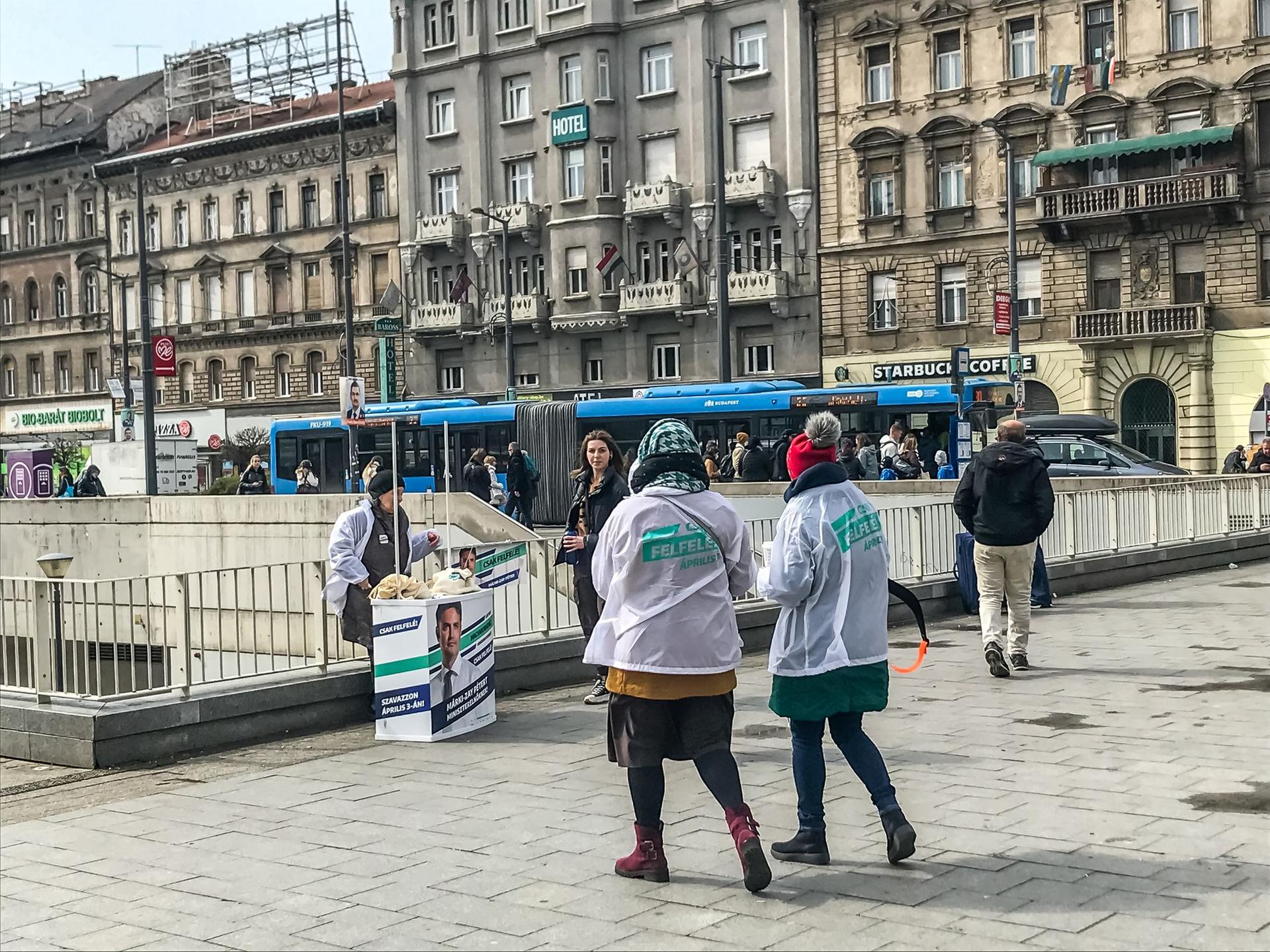 Duminică, 3 aprilie 2022, în fața gării Keleti. Susținătorii coaliției „Uniți pentru Ungaria” îndeamnă oamenii să meargă la vot