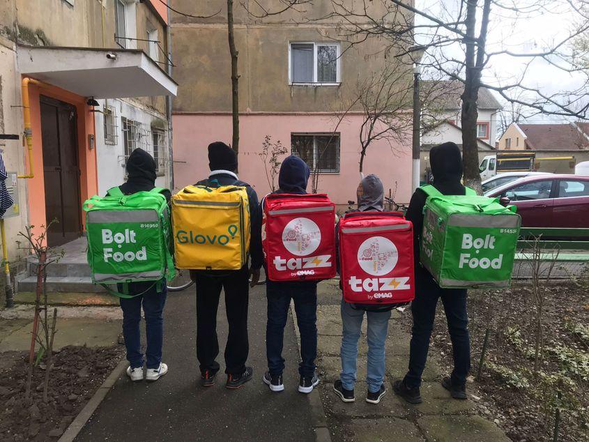 Imigranți în România cu rucsacele de curieri. Sursa: Facebook Bogdan Poto