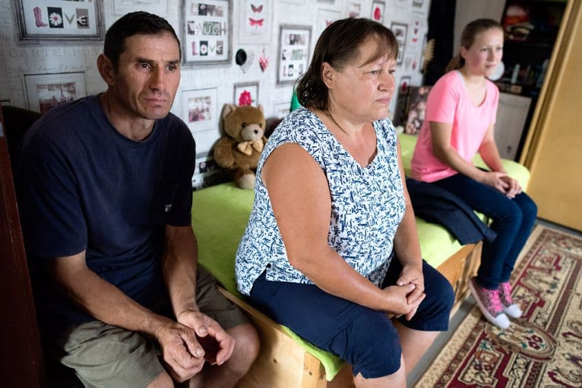 Miriam şi părinţii săi, în casa din Sâncraiu Silvaniei.