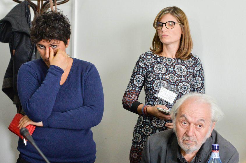 În albastru, femeia care spune că fetița sa a murit din cauza vaccinului.