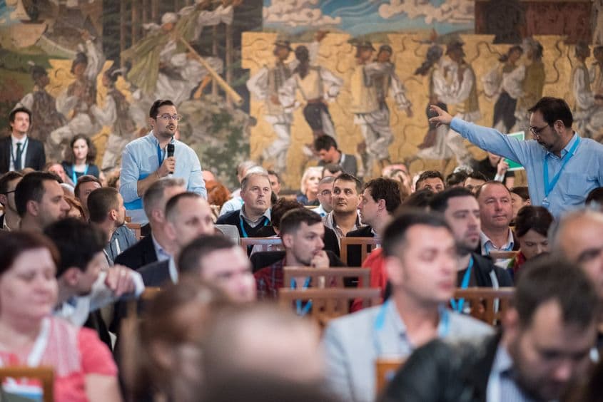 Senatorul de Timiș Nicu Fălcoi (în dreapta) cere cuvântul.